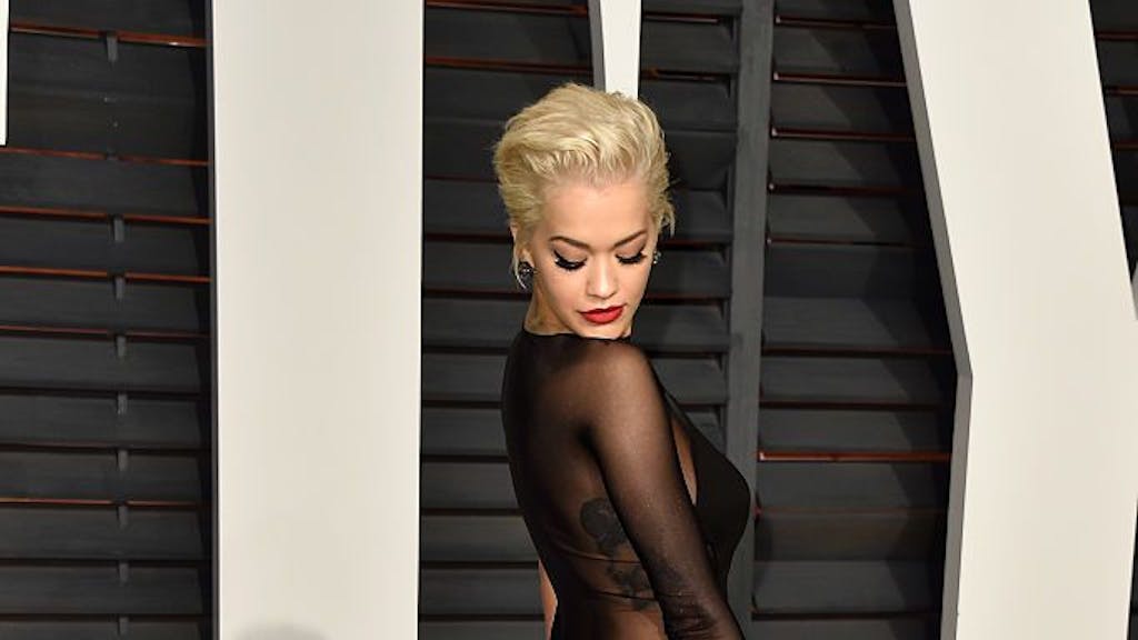 Rita Ora kommt in einem transparenten Cut-out-Kleid von Donna Karan am 22. Februar 2015 zur Vanity-Fair-Party nach der Oscar-Verleihung.