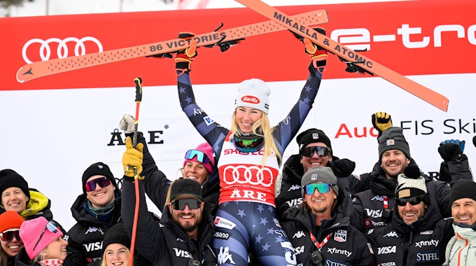 Mikaela Shiffrin jubelt und hält ihre Skier in die Höhe.