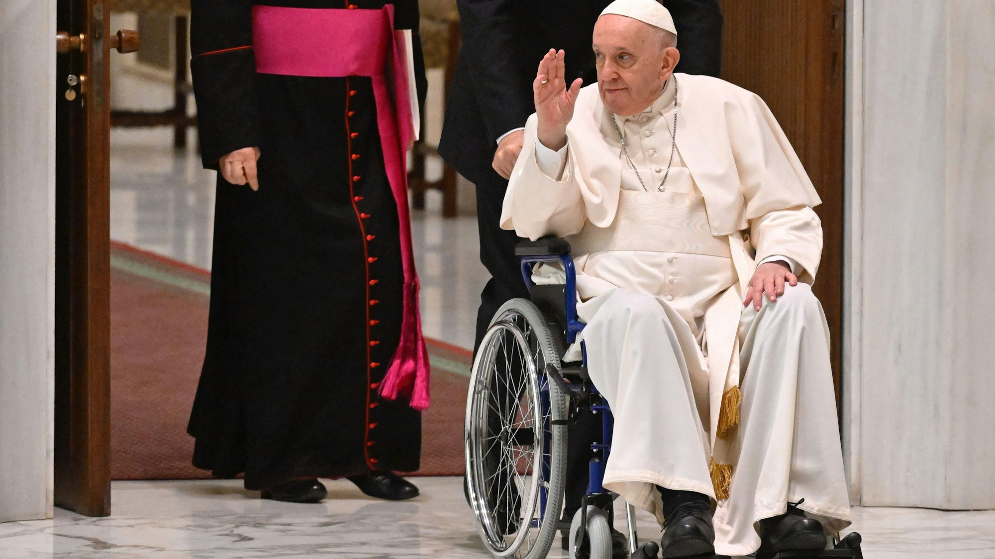 Im vergangenen Frühjahr musste das Oberhaupt der katholischen Kirche erstmals im Rollstuhl zu einer Audienz gefahren werden.