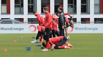 Die Profis des 1. FC Köln wärmen sich für das Spiel gegen den VfL Bochum auf.
