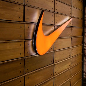 Nike Logo auf Store Wand