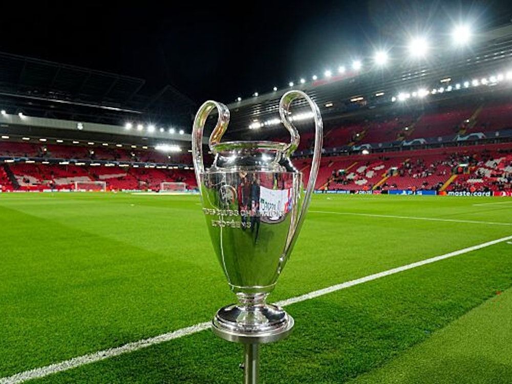 Der Champions-League-Pokal steht vor dem Spiel im Stadion.