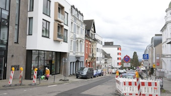 Auf der Schloßstraße in Bensberg stehen Baustellenabsperrungen.