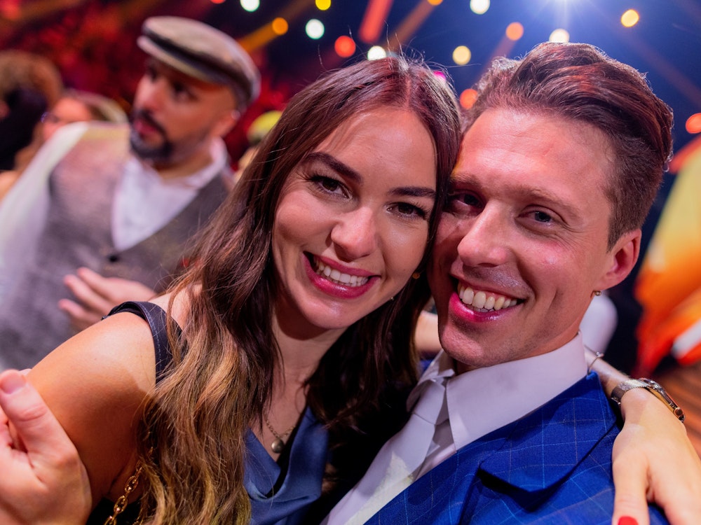 Renata Lusin und ihr Mann Valentin Lusin, beide Profitänzer, liegen sich im Anschluss an die RTL-Tanzshow „Let's Dance“ im Coloneum in den Armen.