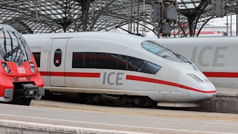 Ein ICE steht am 1. April 2022 im Kölner Hauptbahnhof.

