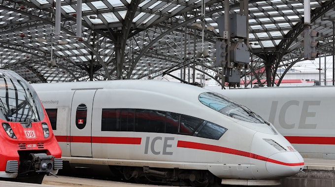 Ein ICE steht am 1. April 2022 im Kölner Hauptbahnhof.