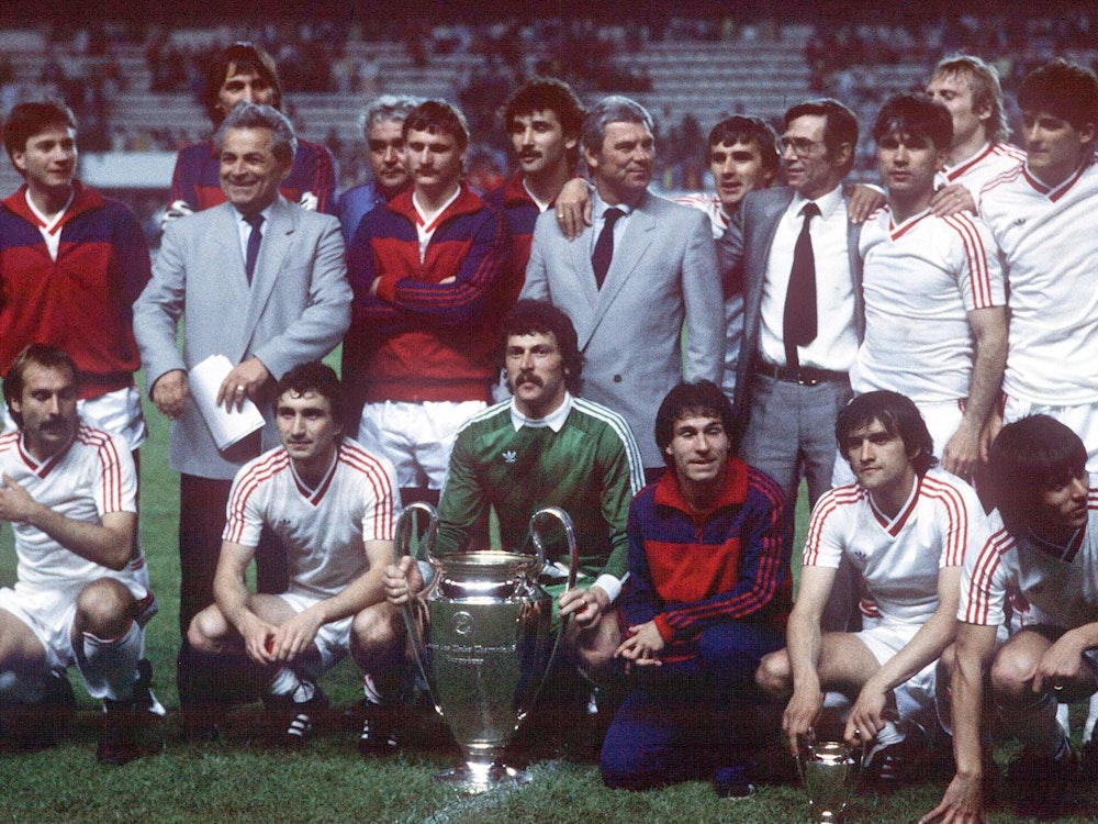 Das Team von Steaua Bukarest feiert den Gewinn des Europapokals der Landesmeister.