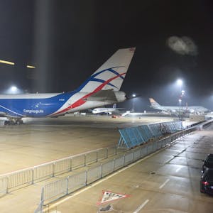 Eine Boeing 747 steht auf einem Rollfeld.