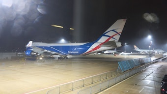 Eine Boeing 747 steht auf einem Rollfeld.