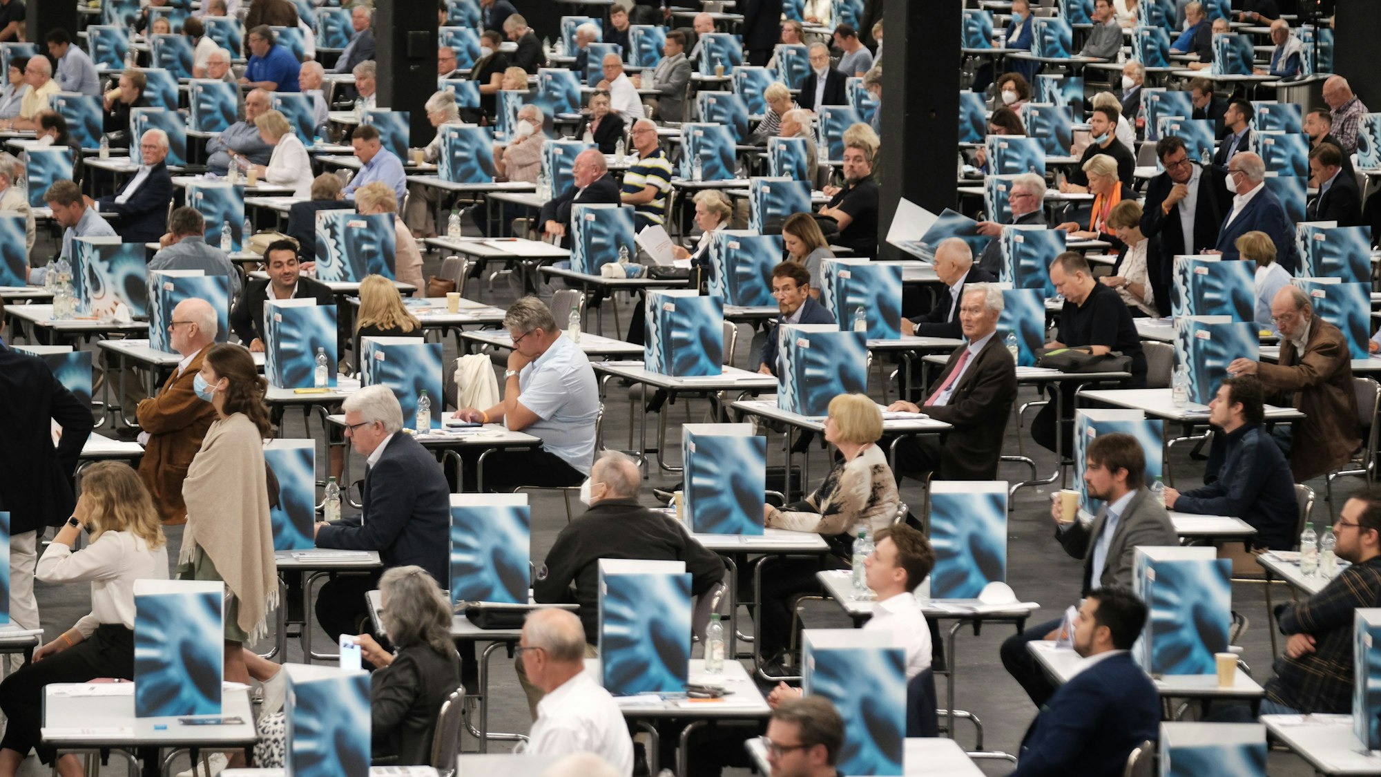 Das Bild zeigt die Kölner Messe von innen mit vielen tischen, hinter denen CDU-Mitglieder sitzen.