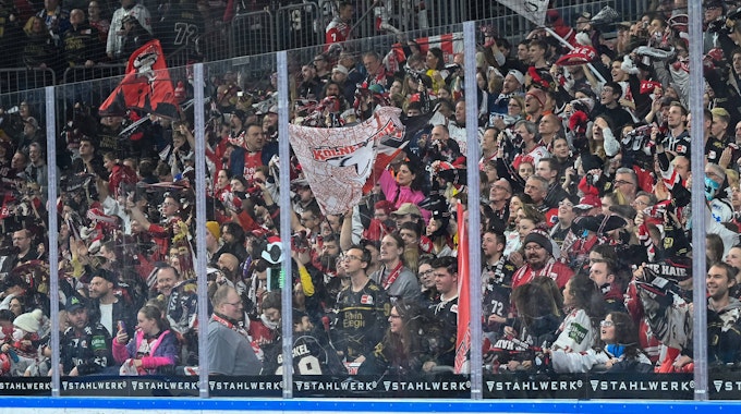 Fans der Kölner Haie in der Lanxess-Arena