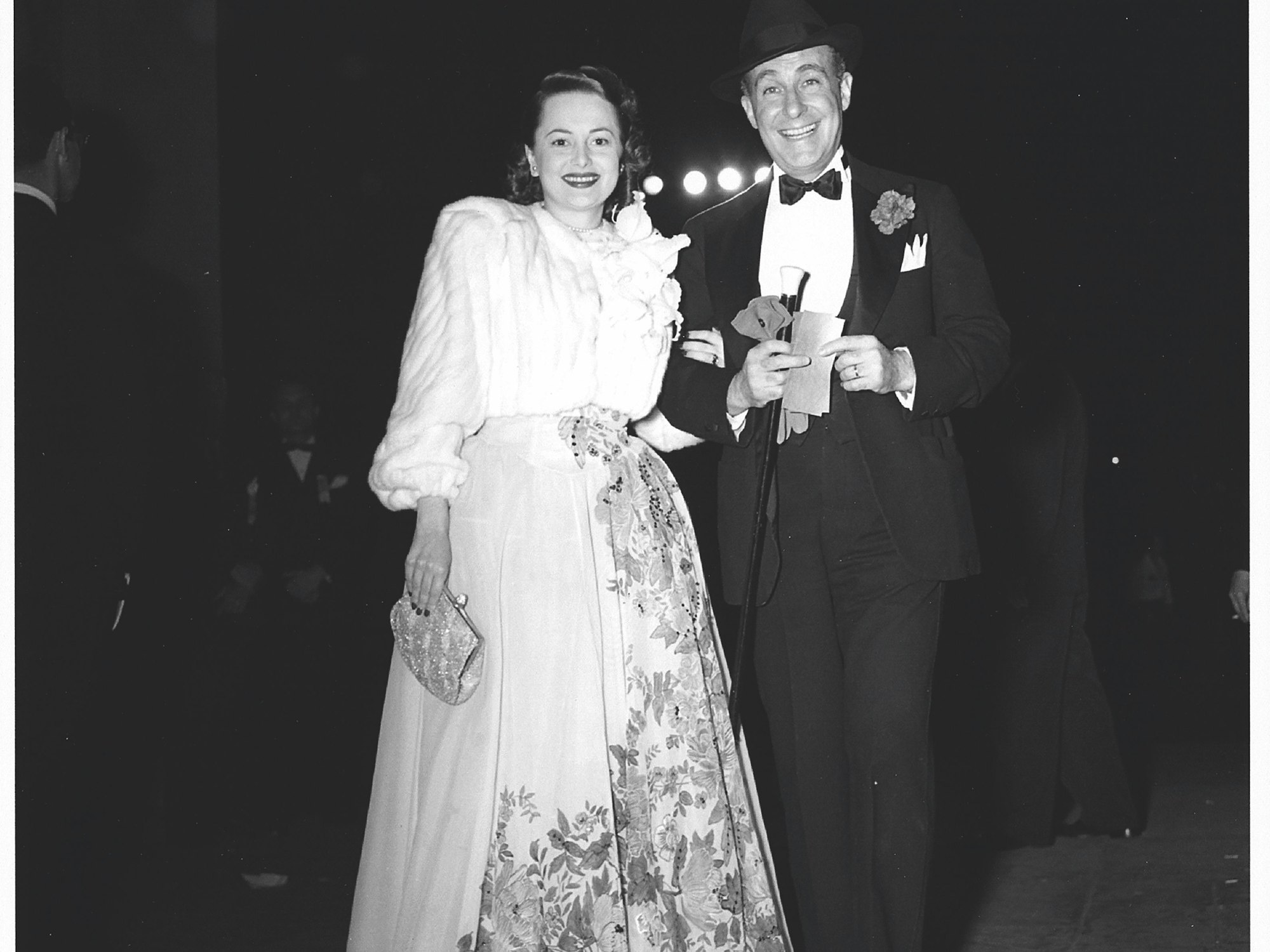 Oscars: Olivia de Havilland und Marcus Goodrich bei den Oscars 1947. Das Foto wurde als Pressefoto für die Berichterstattung über das Buch „Oscars – Glamour auf dem roten Teppich“, vom Prestel Verlag honorarfrei zur Verfügung gestellt. Insgesamt hat der Verlag 36 Pressefotos freigegeben.