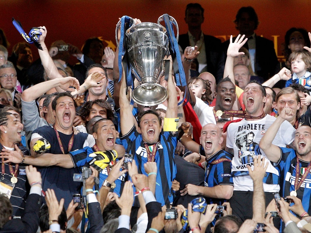 Javier Zanetti hält den Champions League Pokal jubelnd in den Himmel.