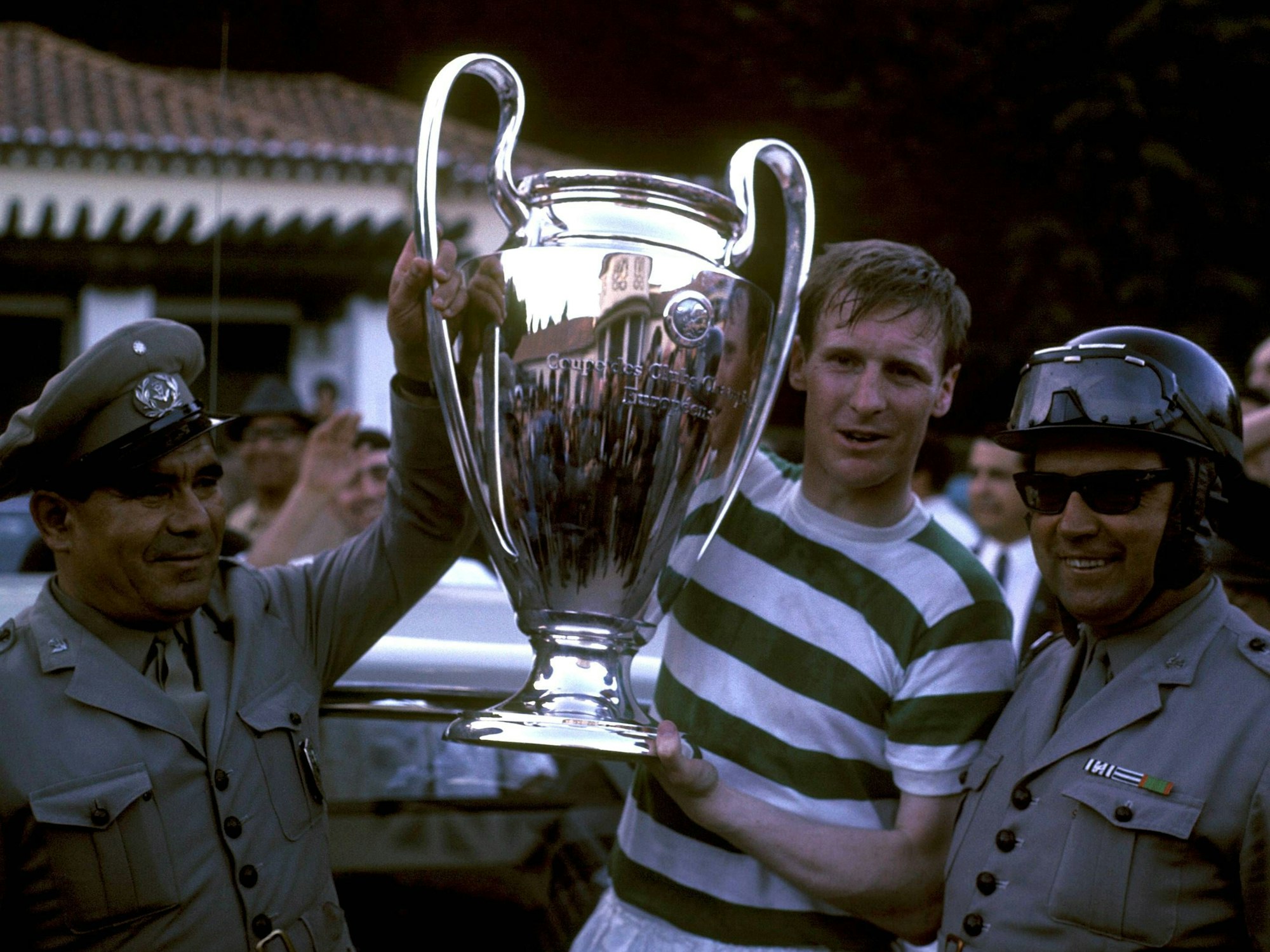 Ein Spieler von Celtic Glasgow posiert mit dem Henkelpott.