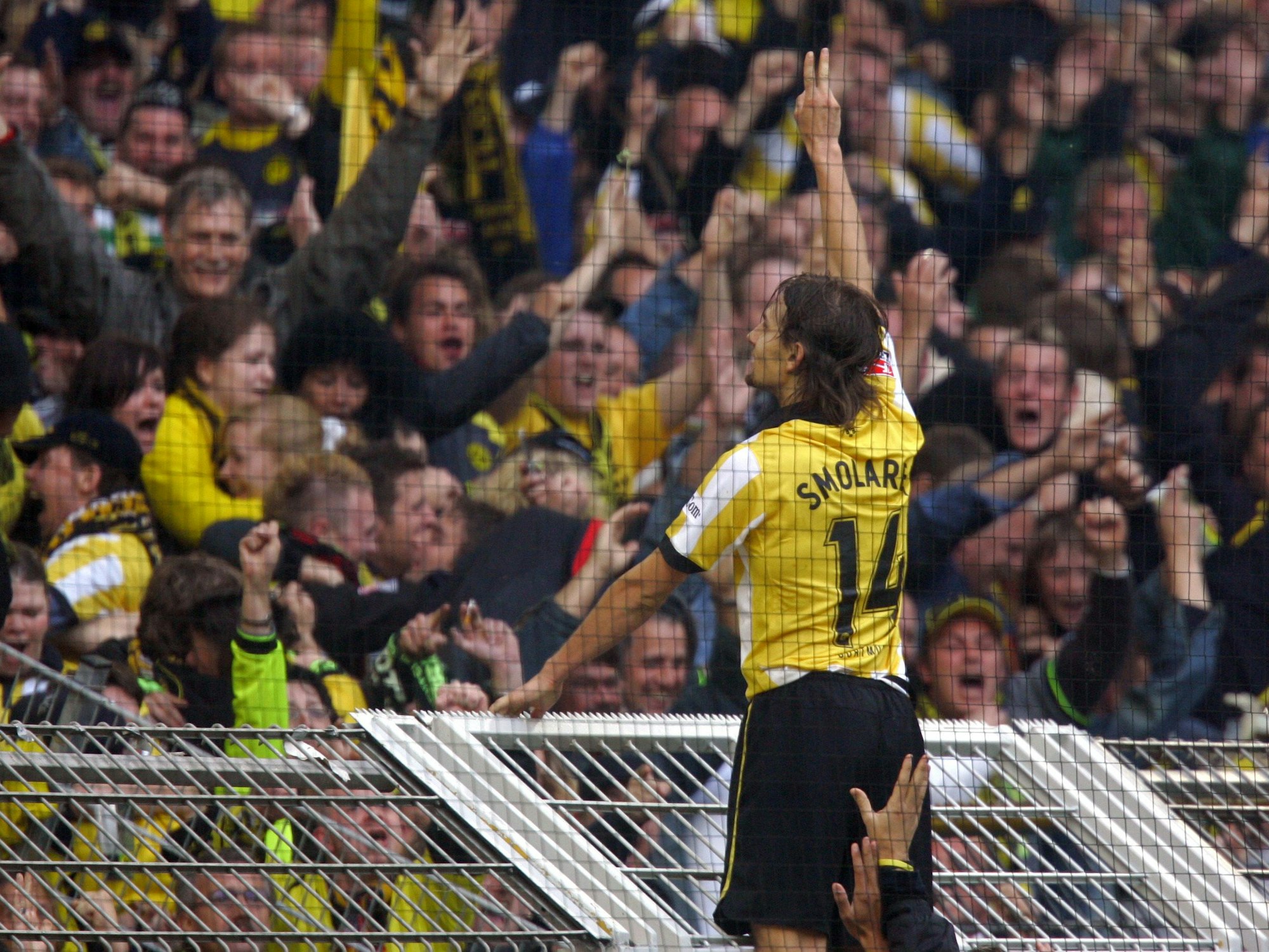 Dortmunds Torschütze Ebi Smolarek lässt sich nach seinem Treffer zum 2:0 gegen Schalke 04 feiern.