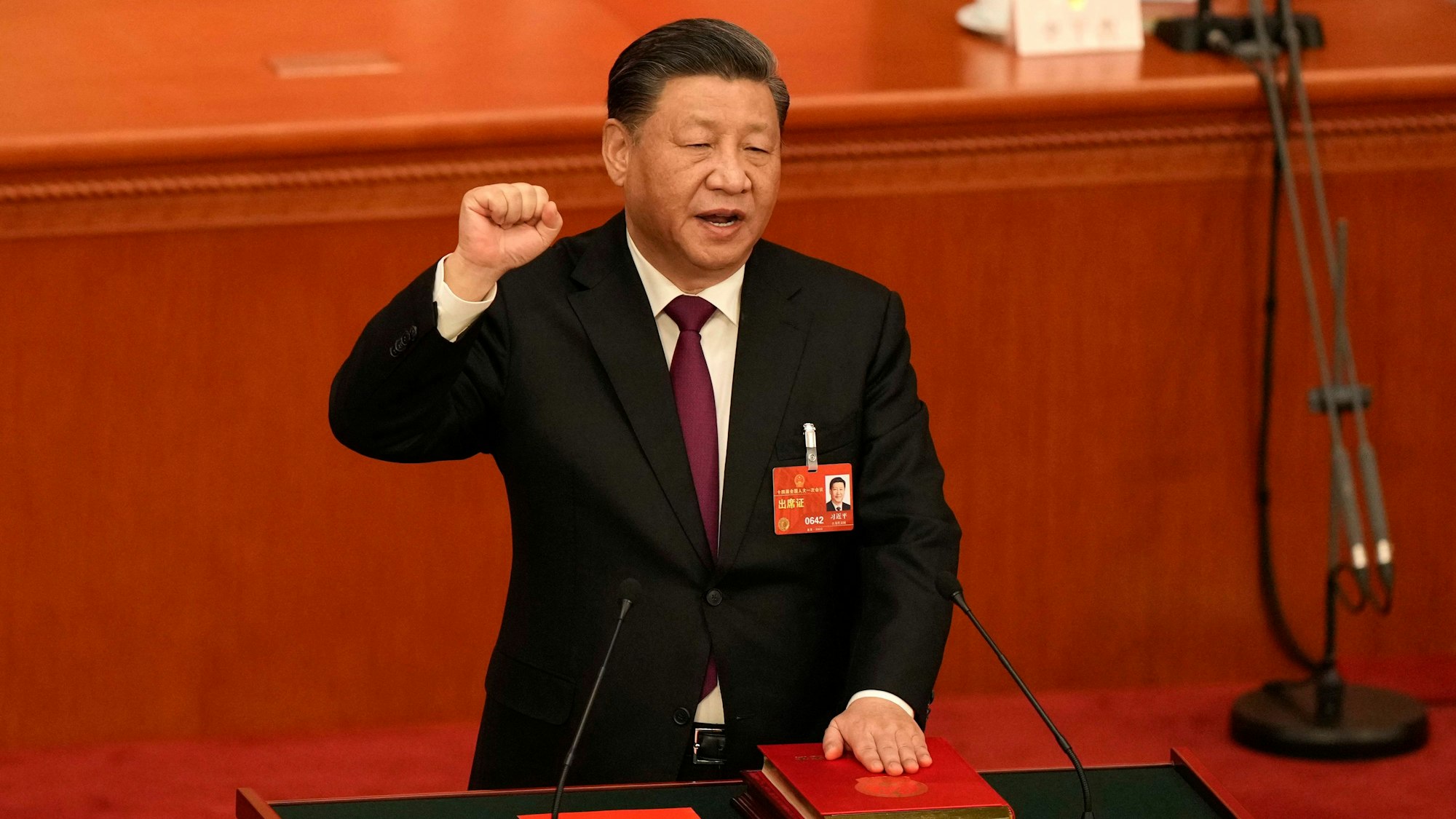 Xi Jinping hebt die Hand zur Eidabgabe