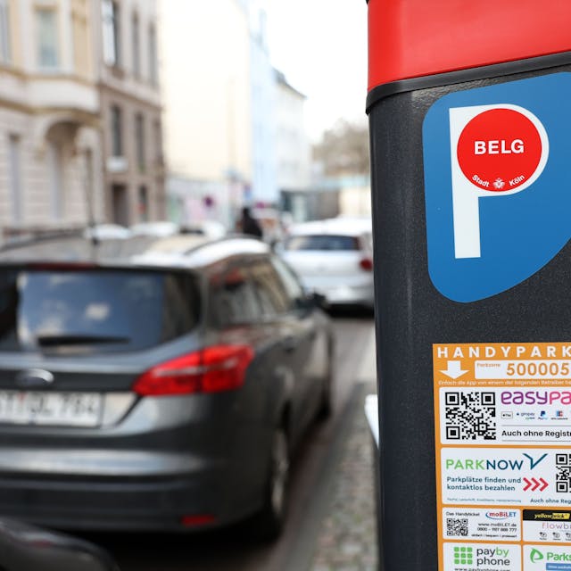 Parkscheinautomat in Köln auf dem man auch die verschiedenen Parkapp-Anbieter sehen kann.&nbsp;