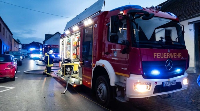 Arzdorf Einsatz der Feuerwehr Wachtberg bei brennendem Wohnwagen in Arzdorf mit Fund einer verkohlten Leiche.