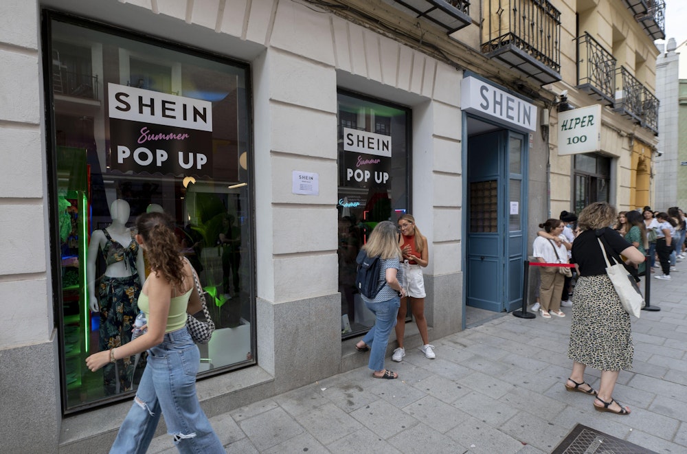 Menschen stehen vor Shein Pop-up Store.