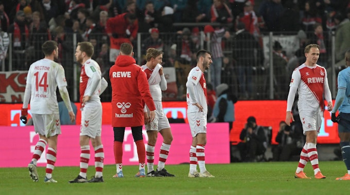 Niedergeschlagene Kölner Spieler nach dem 0:2 gegen den VfL Bochum.