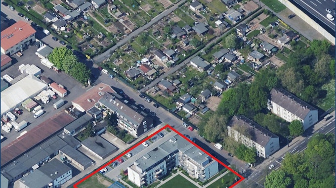 Ein Luftbild zeigt, auf welchem Grundstück das neue Haus entstehen soll.&nbsp;
