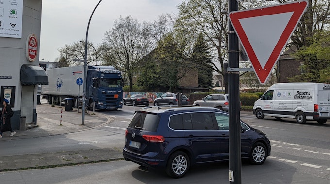 Erst wenn der Ausbau fertig ist, soll an der Kreuzung Rondorfer Straße/Luxemburger Straße eine Ampel entstehen.