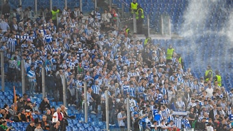 Blick in den Gästeblock von Real Sociedad San Sebastián im Spiel der Europa League bei AS Rom.