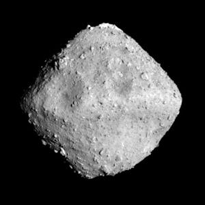 Das von der Japan Aerospace Exploration Agency (JAXA) am 27.06.2018 zur Verfügung gestellte Foto zeigt den Asteroiden Ryugu, aufgenommen mit der ONC-T-Kamera der japanischen Raumsonde Hayabusa2 aus einer Entfernung von 22 Kilometern.