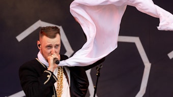 Der deutsche Rapper Alligatoah steht beim Open-Air-Festival „Rock im Park“ auf der Bühne.