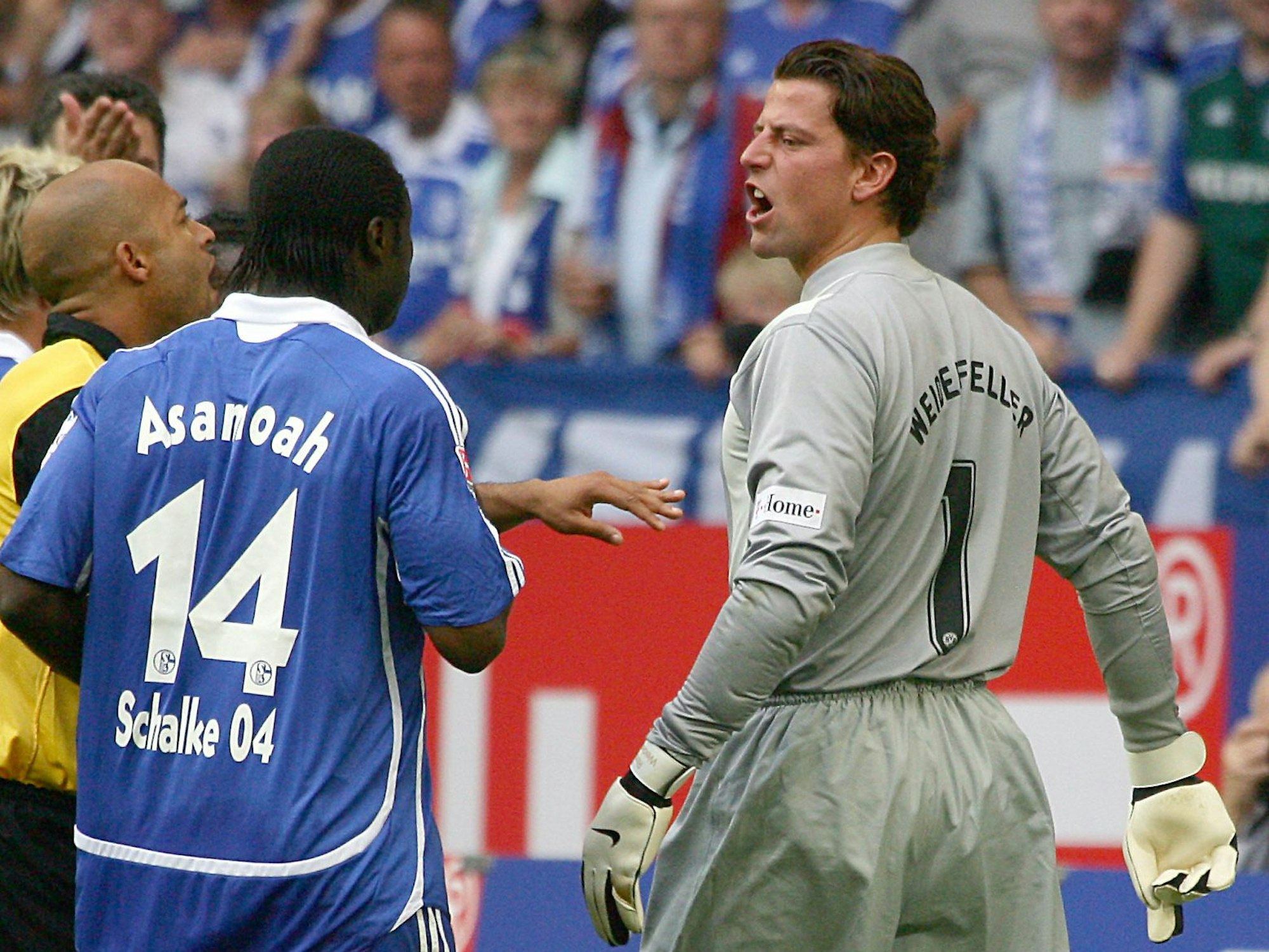 Der Schalker Gerald Asamoah (l) und der Dortmunder Torwart Roman Weidenfeller (r) geraten in der Bundesliga-Partie FC Schalke 04 gegen Borussia Dortmund verbal aneinander.