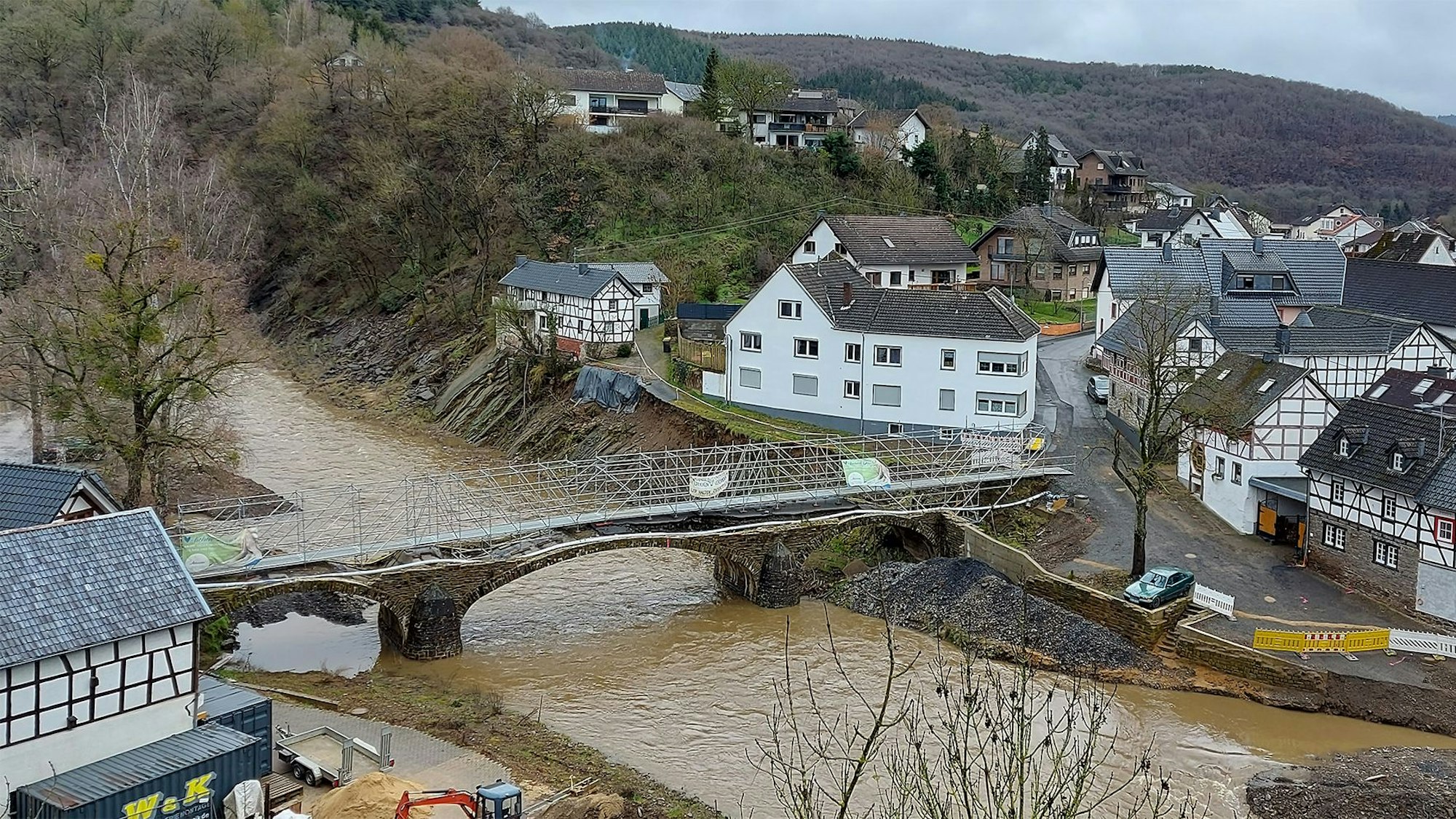 Die Domhofbrücke über die Ahr in Schuld wurde bei der Flut stark beschädigt.