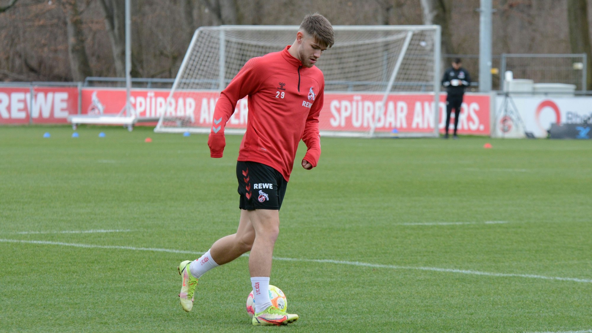 Jan Thielmann dribbelt auf dem Trainingsplatz des 1 FC Köln.