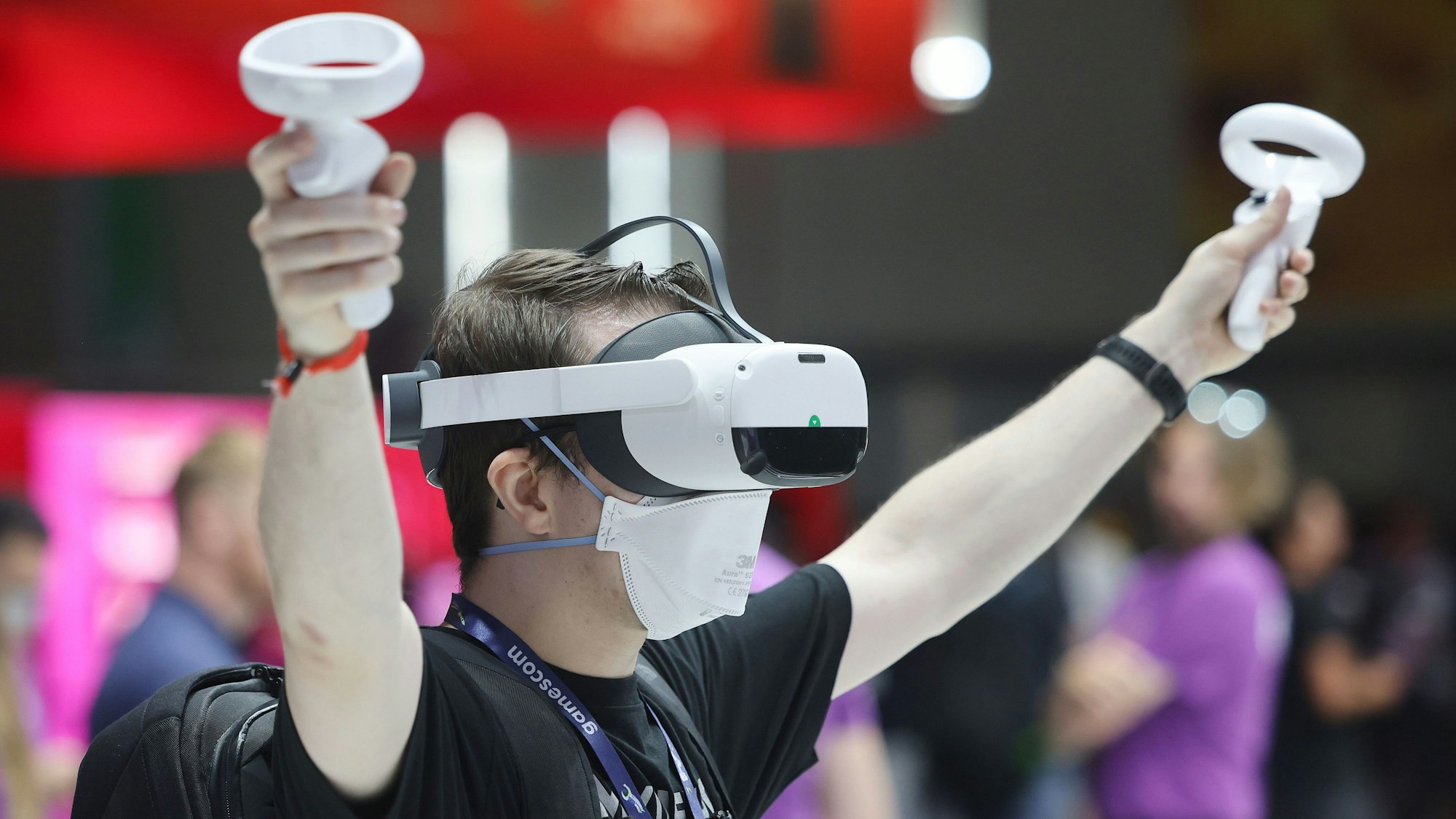 Gamescom 2022: Ein Messebesucher testet mit einer VR Brille (Virtual Reality) ein Computerspiel.