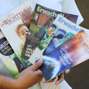 Ein Mitglied der Zeugen Jehovas hält bei Ober-Hambach (Kreis Bergstraße) Ausgaben des "Wachturm" und "Erwachet" (Foto vom 20.08.2011).&nbsp;