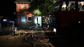 Das Foto zeigt den Feuerwehr-Einsatz im Juli vorigen Jahres in Bergheim-Kenten. Dort war ein Feuer im Treppenhaus eines Mehrfamilienhauses ausgebrochen.