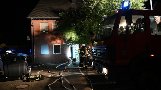 Das Foto zeigt den Feuerwehr-Einsatz im Juli vorigen Jahres in Bergheim-Kenten. Dort war ein Feuer im Treppenhaus eines Mehrfamilienhauses ausgebrochen.