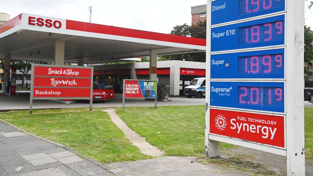 Eine Esso-Tankstelle in Köln zeigt am 1. Juni 2022 den Spritpreis.