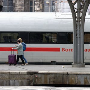 Reisende steigen auf einem Bahnsteig im Hauptbahnhof Köln. Für den kommenden Freitag wurden offenbar neue Streiks der Gewerkschaft der Eisenbahn- und Verkehrsgewerkschaft (EVG) angekündigt.