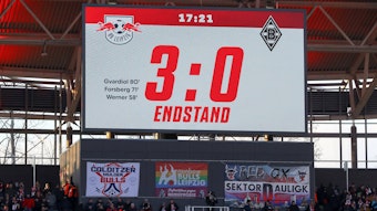 Die Anzeigetafel präsentiert den 3:0-Endstand von RB Leipzig im Bundesliga-Spiel gegen Borussia Mönchengladbach am 11. März 2023.