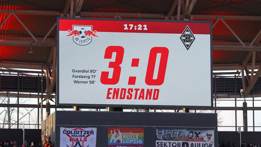 Die Anzeigetafel präsentiert den 3:0-Endstand von RB Leipzig im Bundesliga-Spiel gegen Borussia Mönchengladbach am 11. März 2023.