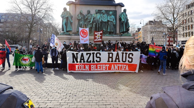 Der antifaschistische Gegenprotest vor dem Reiterdenkmal am Heumarkt.