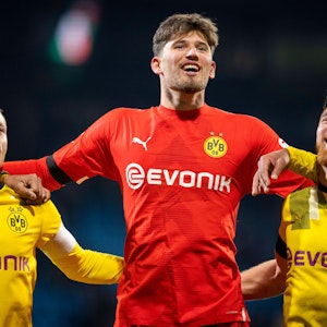 Marco Reus, Torwart Gregor Kobel und Salih Özcan jubeln nach dem Sieg gegen Bochum.
