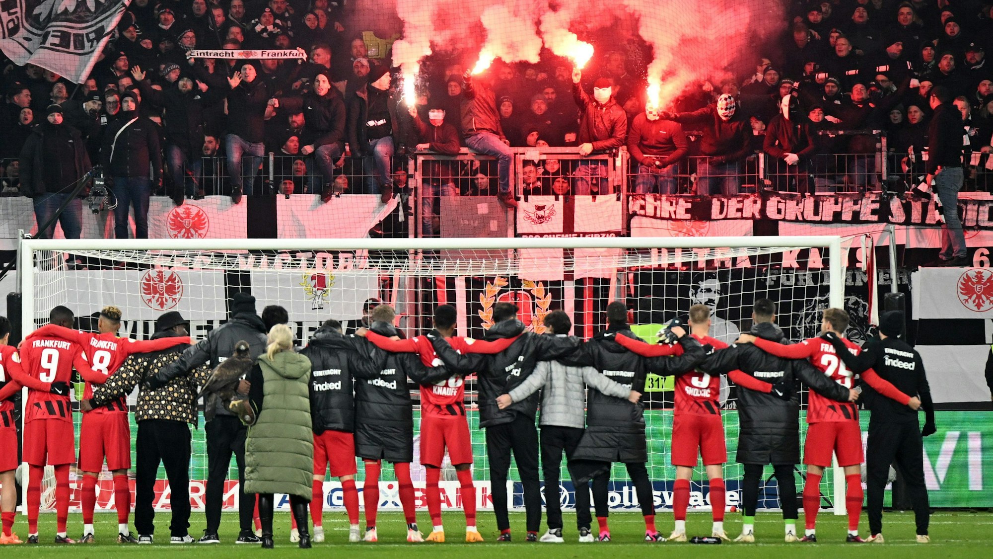 Die Spieler von Eintracht Frankfurt jubeln mit ihren Fans in der Kurve.