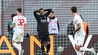 Gladbach-Stürmer Alassane Plea (M.) verschießt während der Bundesliga-Pleite (0:3) der Borussia bei RB Leipzig (11. März 2023) einen Strafstoß. Der Franzose greift sich entsetzt an den Kopf.