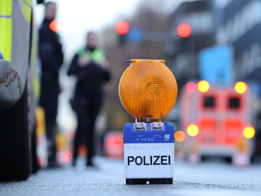 Eine Polizei Warnbake steht auf der Aachener Straße.