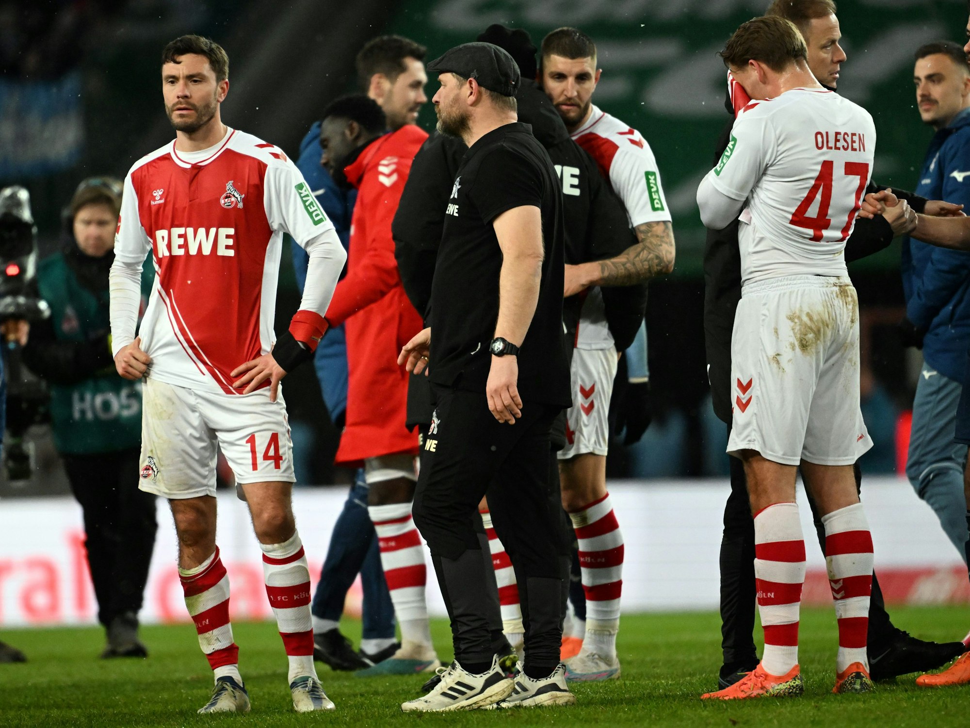 Steffen Baumgart und seine Mannschaft stehen nach dem 0:2 gegen den VfL Bochum enttäuscht auf dem Rasen.
