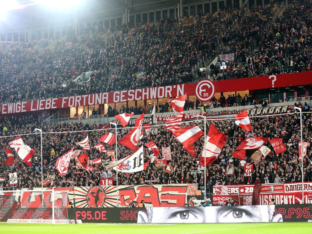 Die Fans von Fortuna Düsseldorf schwenken ihre Fahnen vor Spielbeginn.