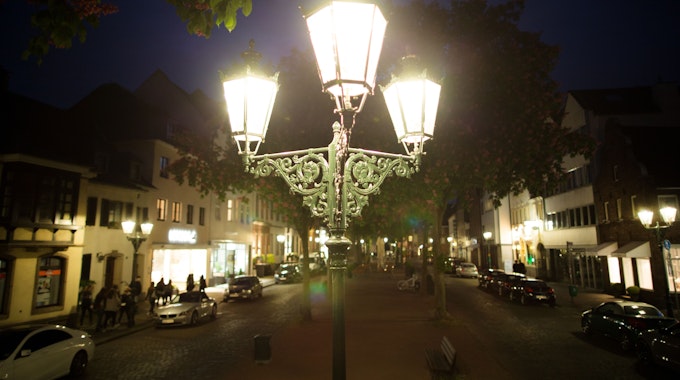 Gaslaternen leuchten am 14.05.2015 in Düsseldorf (Nordrhein-Westfalen) im Stadtteil Kaiserswerth.