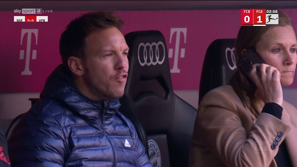 Julian Nagelsmann schäumt nach einem frühen Gegentor für den FC Bayern gegen Augsburg. Neben ihm telefoniert Teammanagerin Kathleen Krüger auf der Münchner Bank.