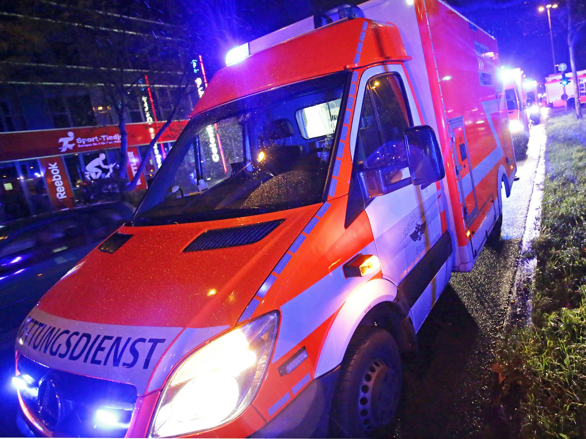 Rettungsdienst-Einsatz bei einem Unfall auf der Inneren Kanalstraße in Köln